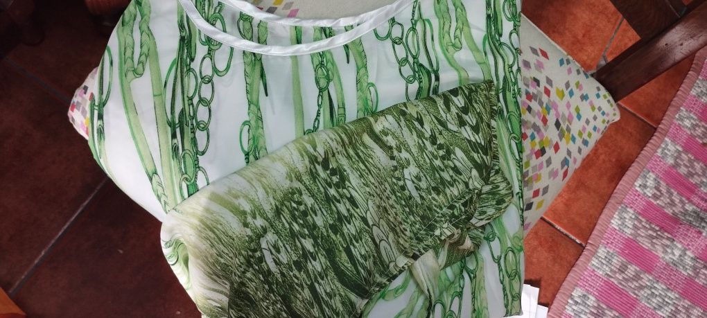 Blusa de seda em tons de verde
