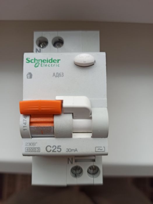 Електричний автомат Schneider АД63 p2 25 A,ВА 63 p3 10A.