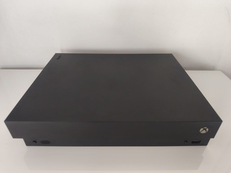 Xbox One X, 1TB, Caixa