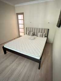 Кровать с матрасом 1.6х2