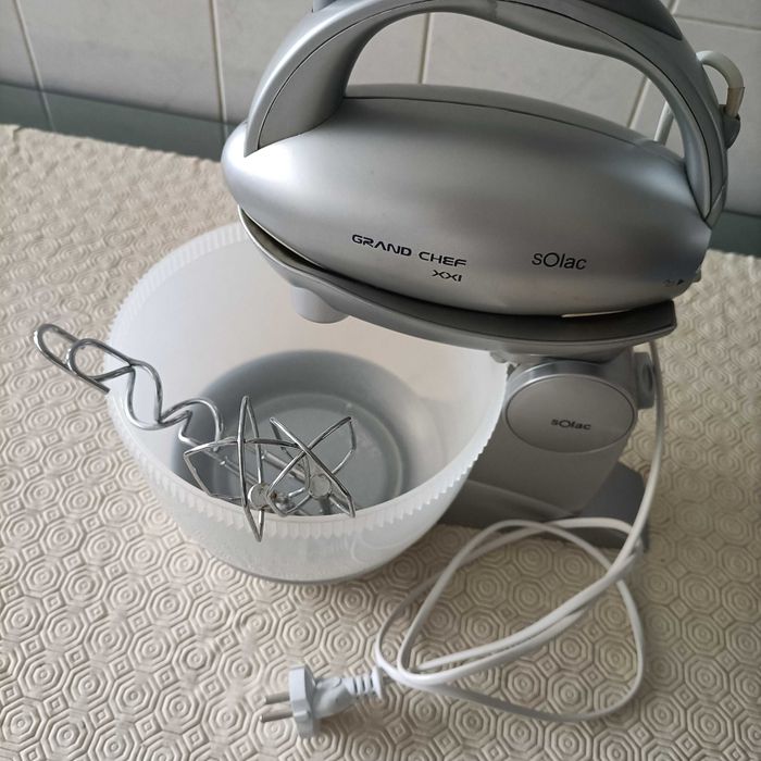 Batedeira com taça rotativa