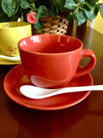 Чайный набор: чашка с блюдцем и ложечкой