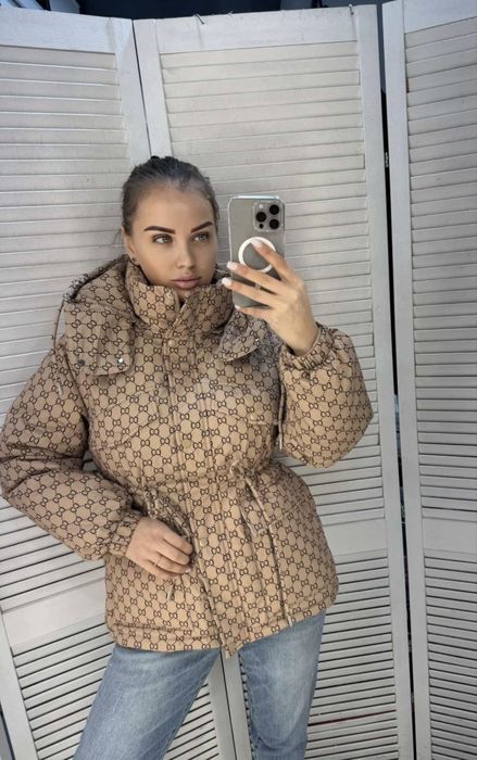 Жіноча стильна куртка з капюшоном