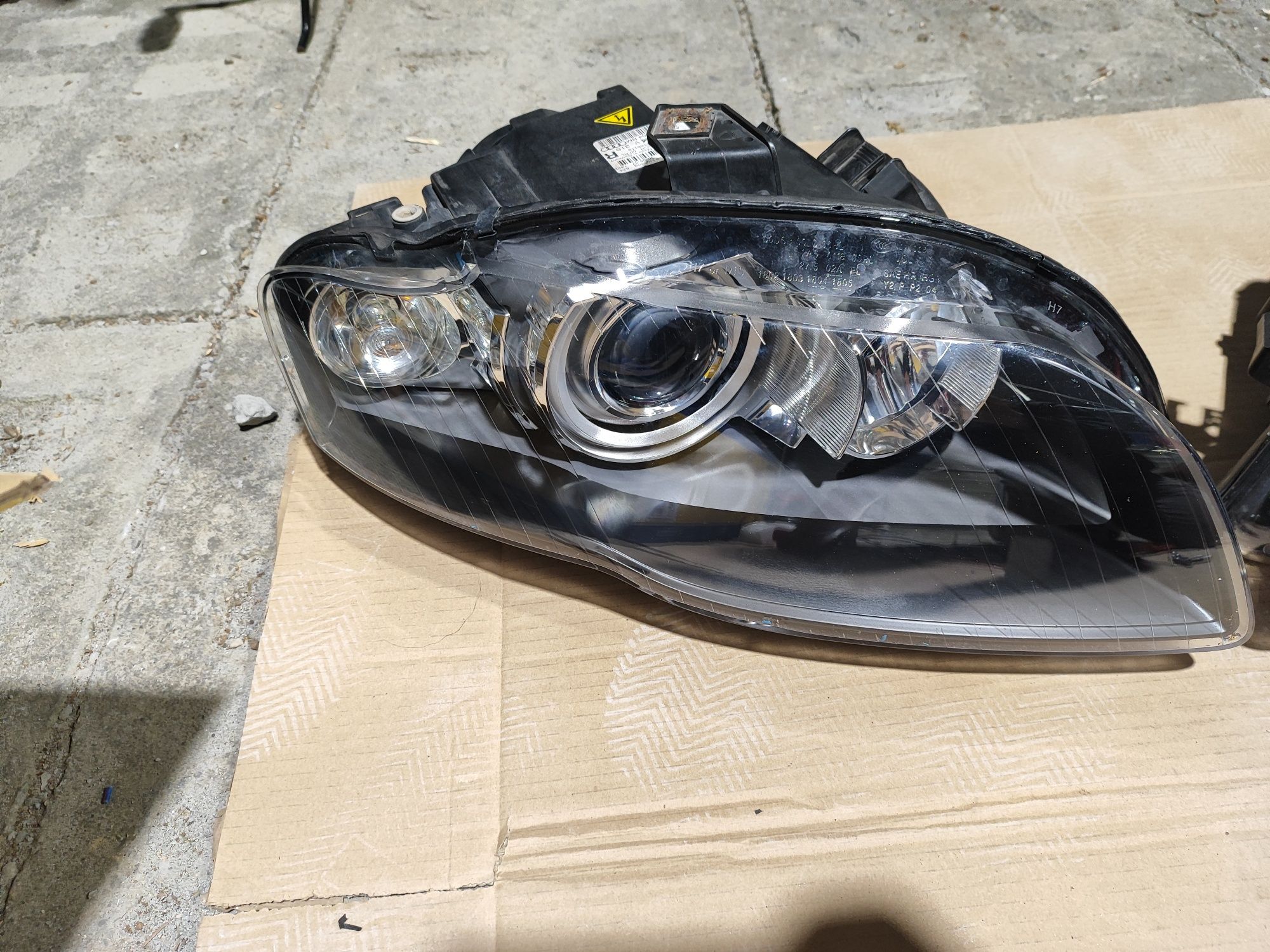 Lampy przednie Bi-xenon Audi A4 b7 po kompletnej regeneracji.