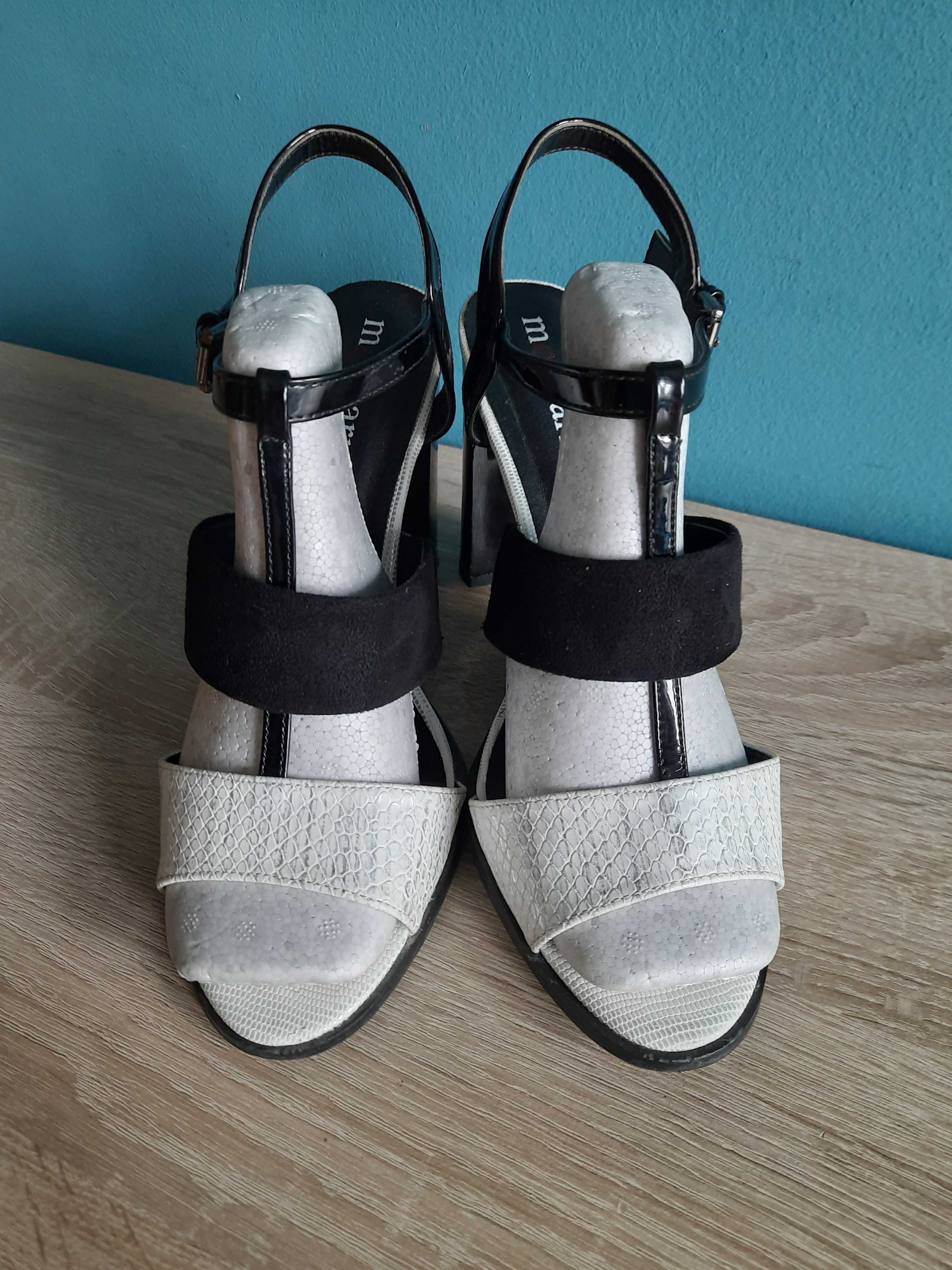 Eleganckie czarno białe sandały na słupku