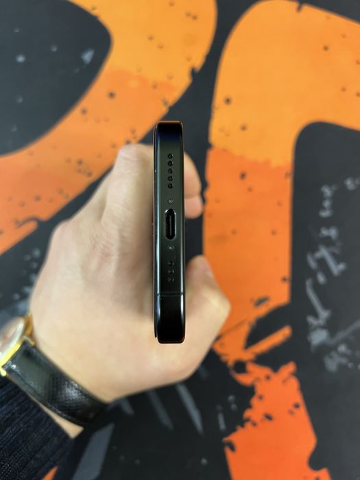 iPhone 16 Pro в идеальном состоянии, как новый