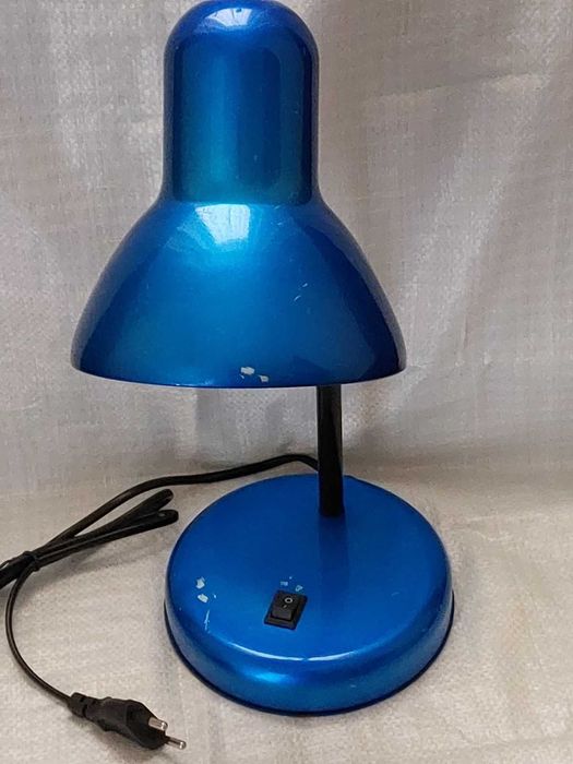 Лампа настольная высокая металлическая с небольшими дефектами покраски