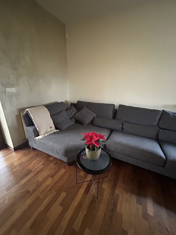 Stylowa, komfortowa sofa w kolorze pięknej szarości