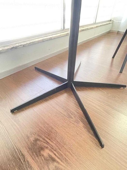 Mesa redonda de escritório com 2 cadeiras estofadas