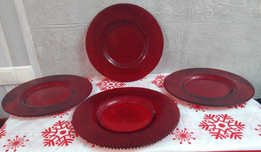 Набор сервировочные тарелки  Country Corner Франция стекло красное