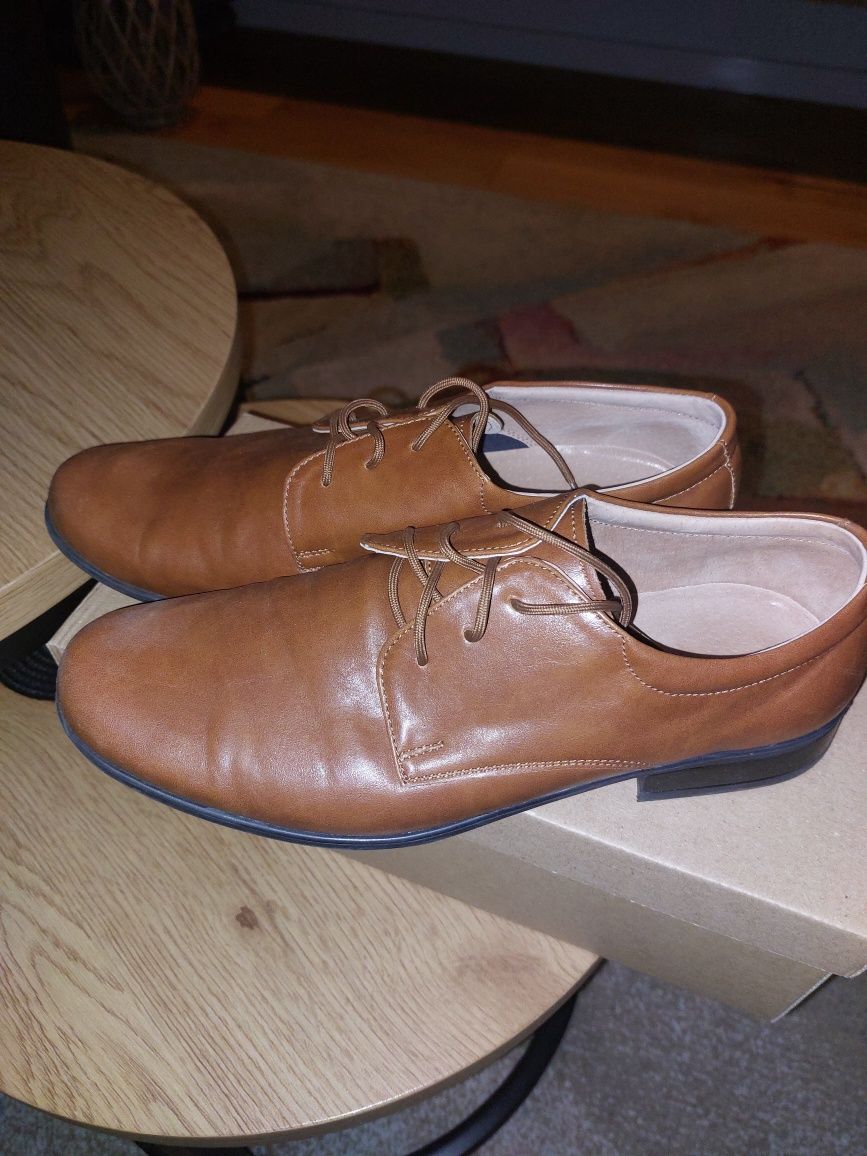 Garnitur komunijny dla chłopca 146cm + buty, muszka i poszetka