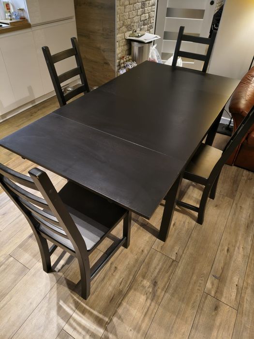 Stół rozkładany IKEA Bjustra i cztery krzesła