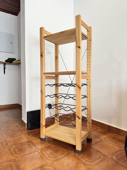 Estante IKEA IVAR com suporte para garrafas – madeira natural