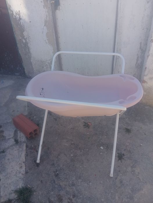 Vende se banheira para dar banho a criança com suporte