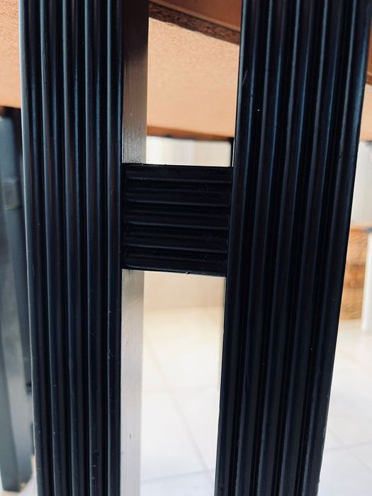 Mesa extensivel preta de madeira