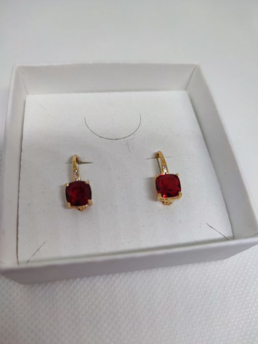 Kolczyki z czerwoną cyrkonią