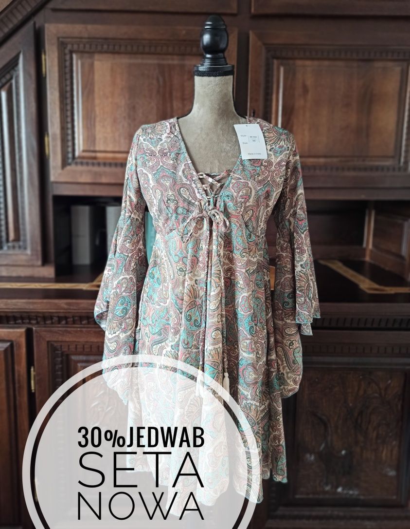 Wzorzysta asymetryczna sukienka boho z szerokimi rękawami, motylkowe r