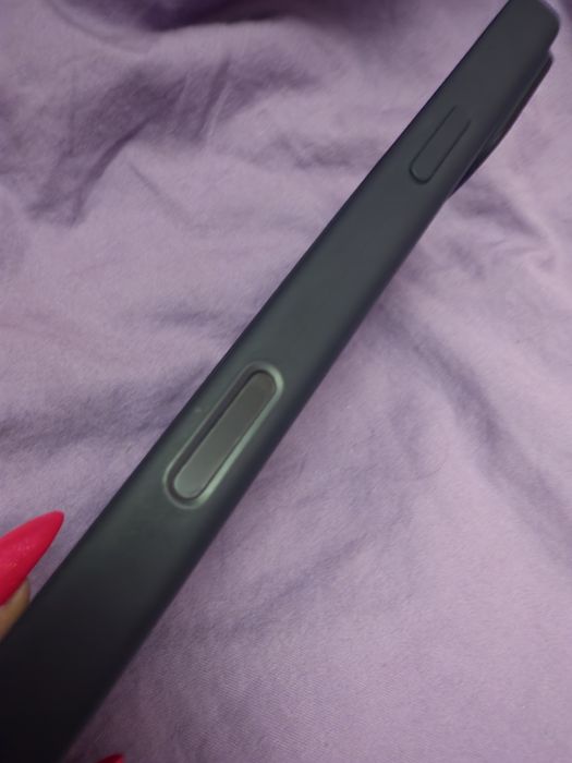 Продам оригинальный чехол на айфон 16 про макс