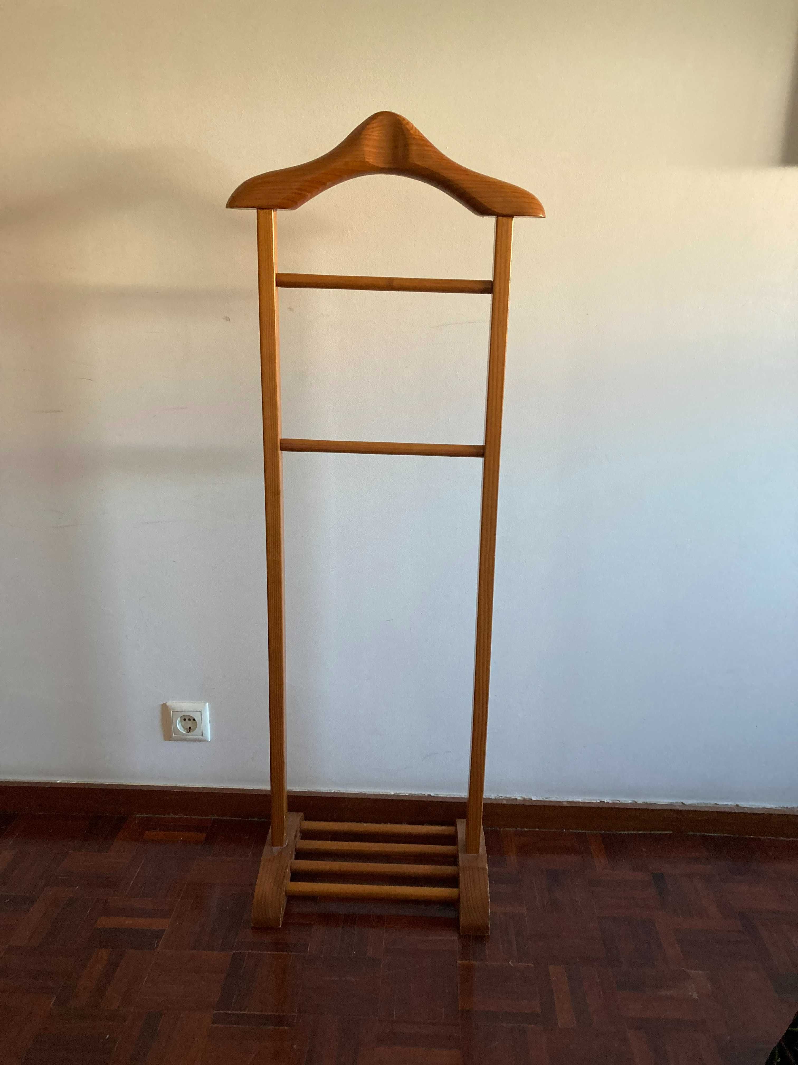 Mobília de quarto de solteiro em pinho