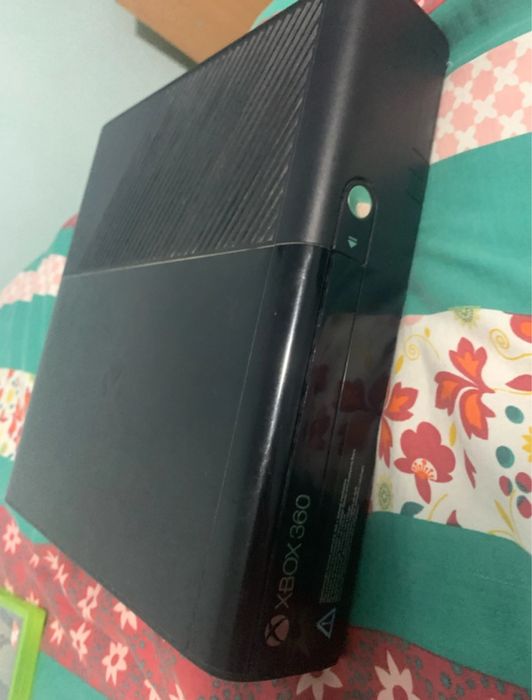 Xbox 360 E 500 GB + Kinect + 3 gry – Gotowy do gry!