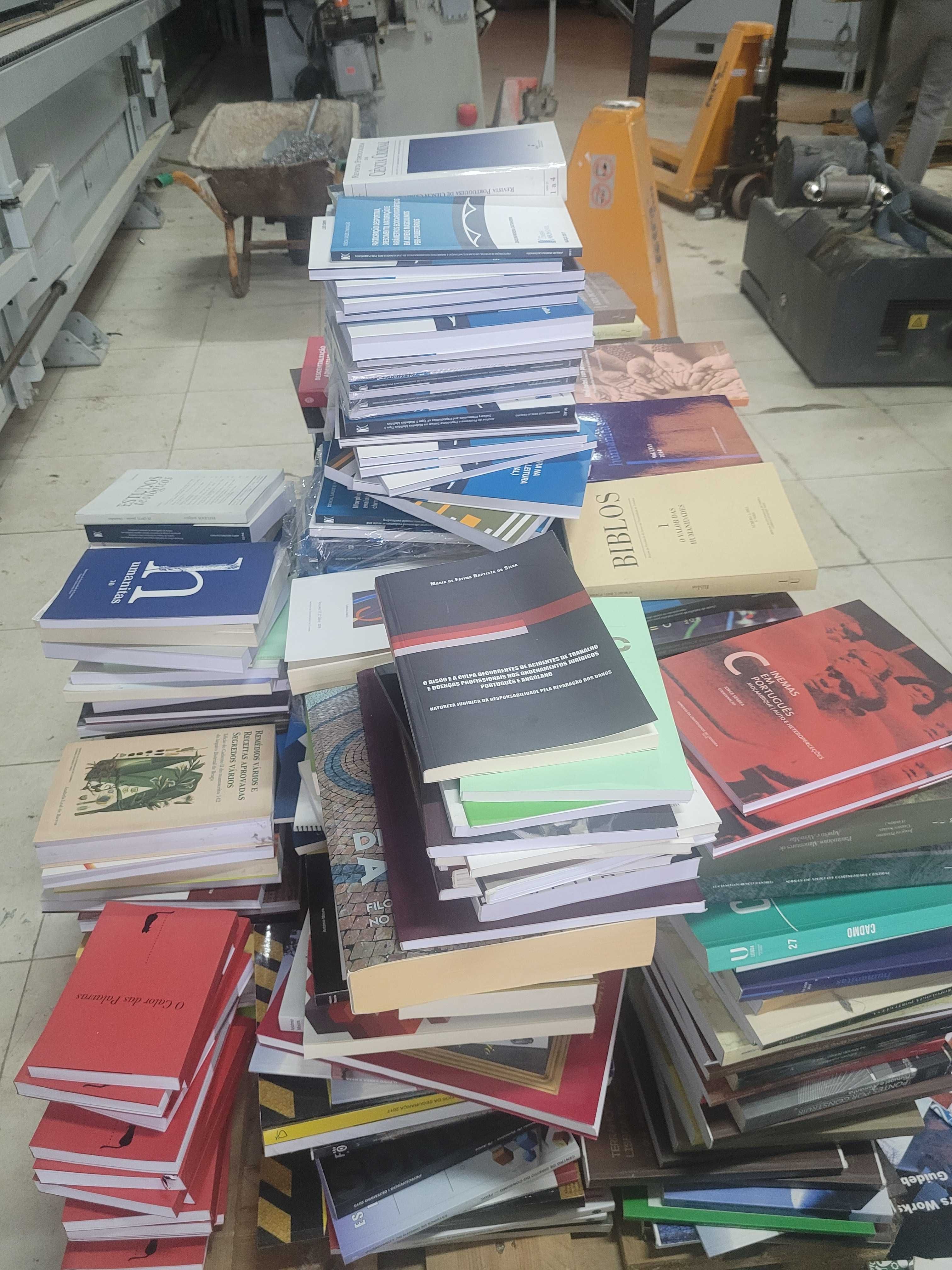Lote de livros técnicos e revistas científicas.