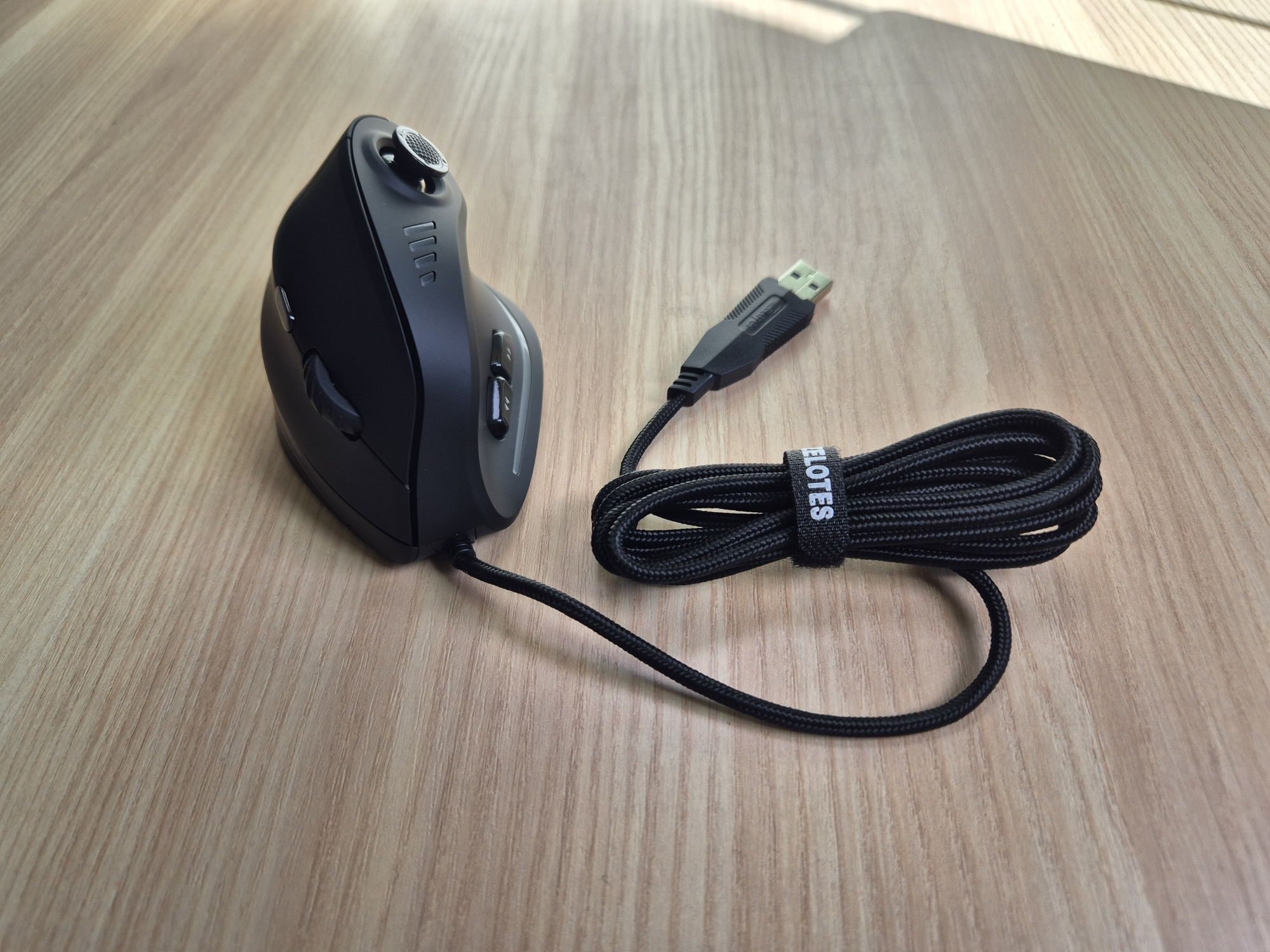 Zelotes C18 вертикальна провідна мишка з ергономічним джойстиком, RGB