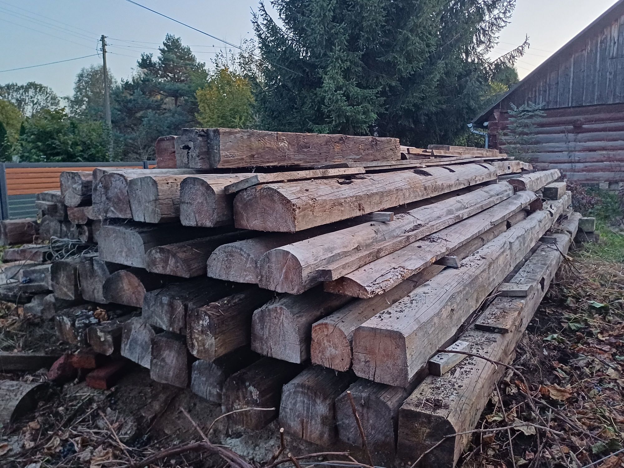 Belki drewniane z rozbiórki 100 letniej stodoły.