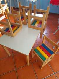 Conjunto de mesa e cadeiras infantis