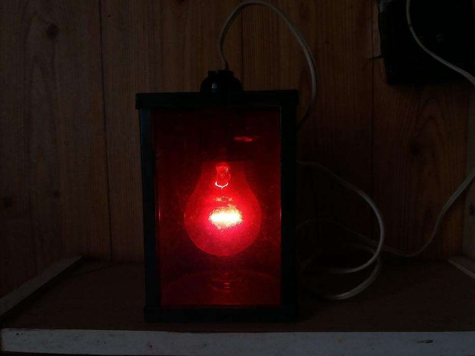 Красный фонарь для проявочной комнаты