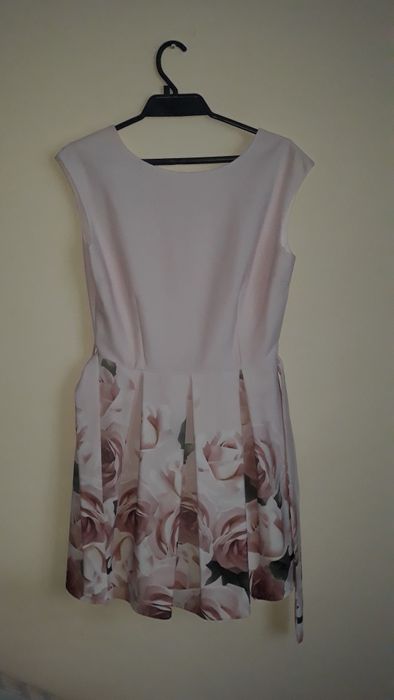 Sukienka z motywem kwiatowym w pudrowym kolorze