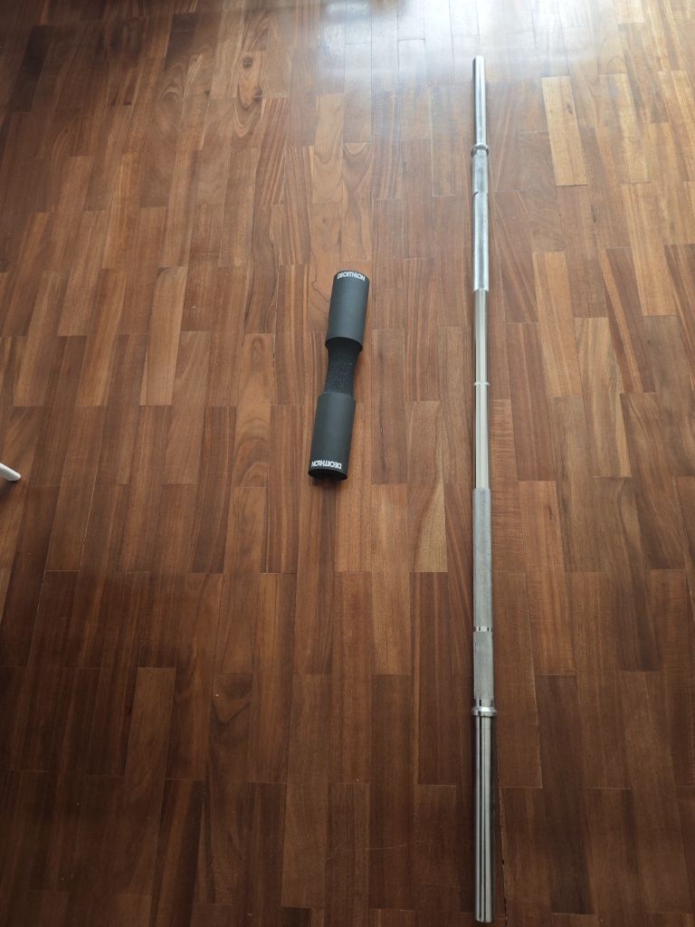 Barra de musculação 1,55m com proteção agachamento