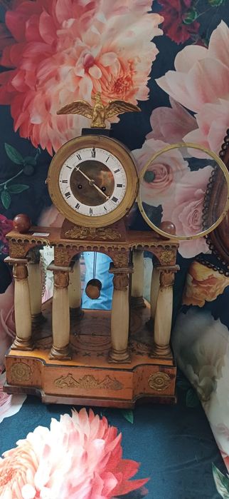 Piękny zegar bogato zdobiony