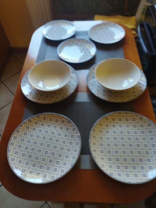 Talerze dyże deserowe i głębokie firmy Oagni z porcelany po bokach usz