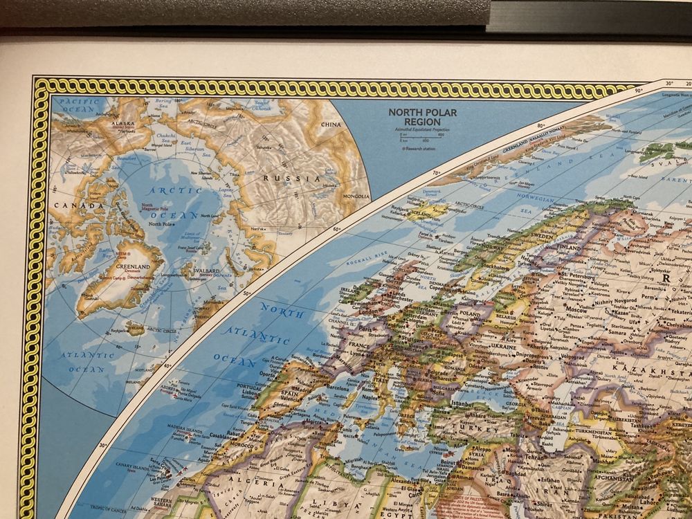 Mapa Pacific Centered w drewnianej ramie na podkładzie do wpinania