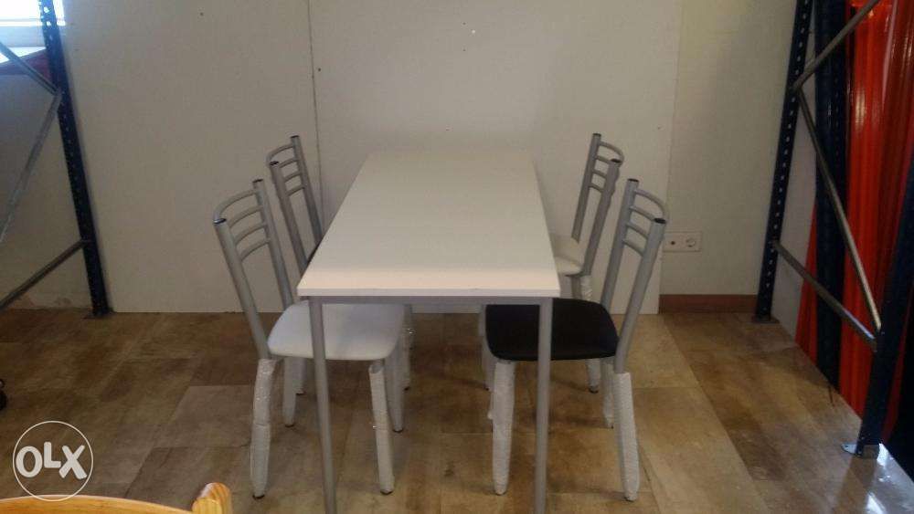 Mesa branca com 4 cadeiras "Nova"