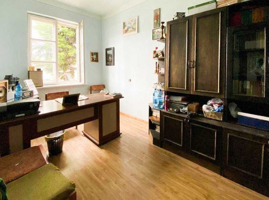 Продам виробничо-складське  приміщення у с. Вістова з рампою .