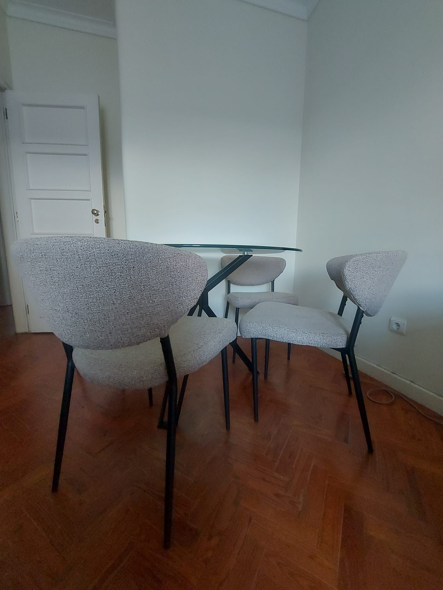 Conjunto de 4 cadeiras AREA Muito bom estado
