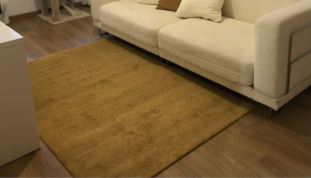 Tapete IKEA amarelo torrado
