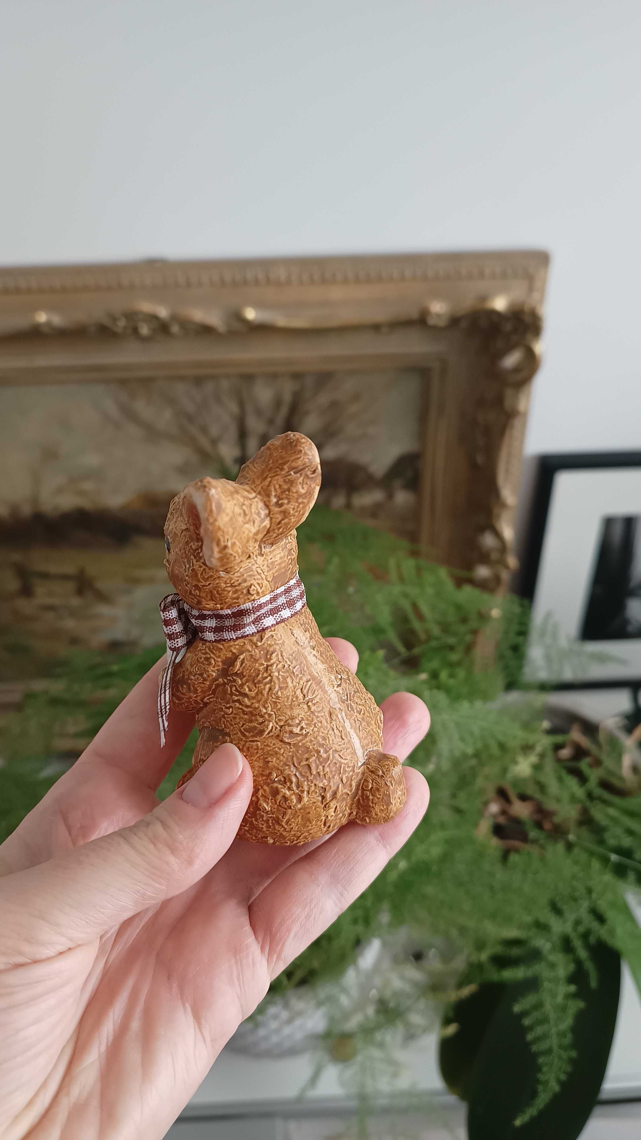 Figurka wielkanocny króliczek z jajkiem