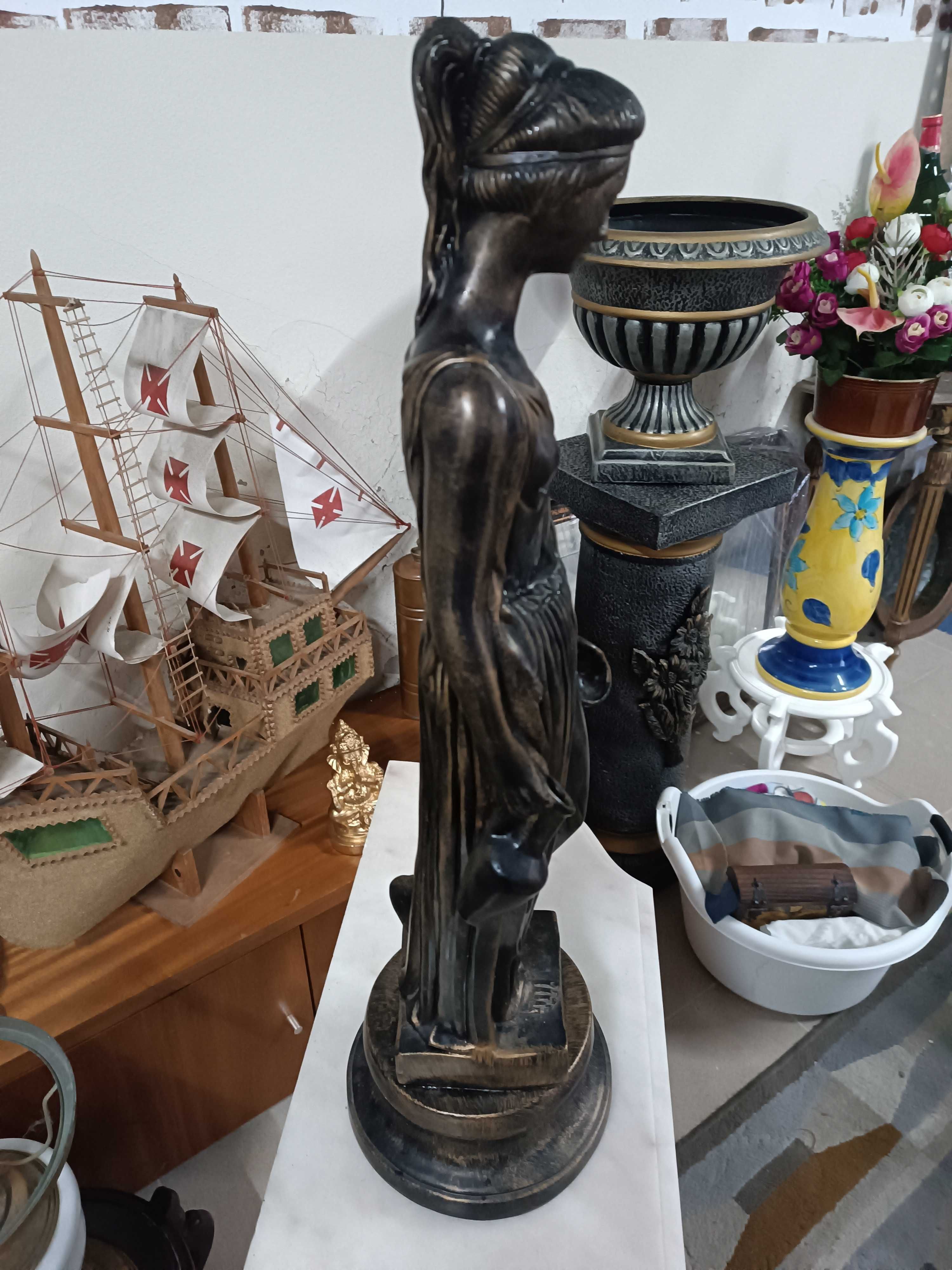 Estátua em louça com 64 centímetros