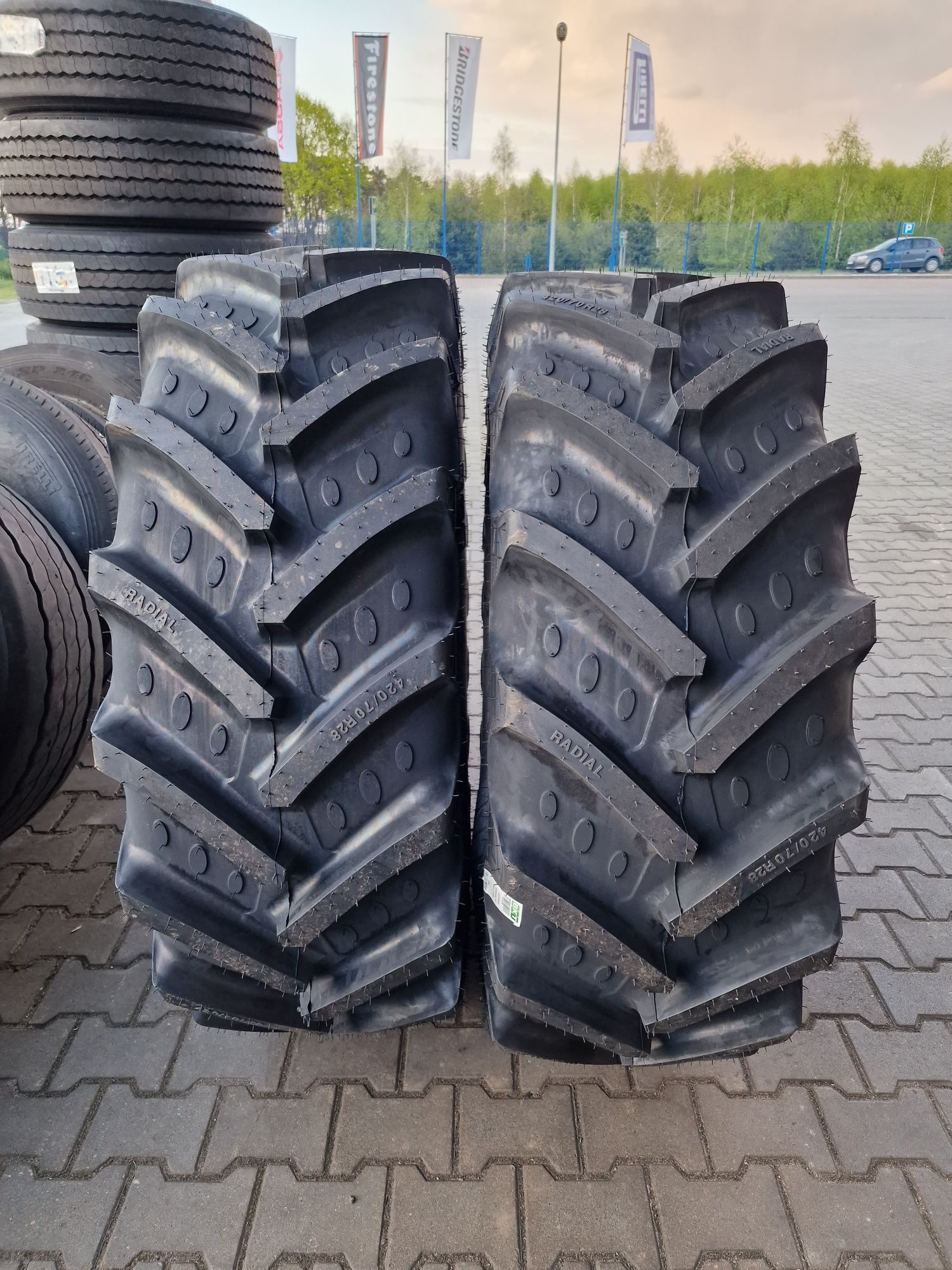 Opony 420/70R28 BKT