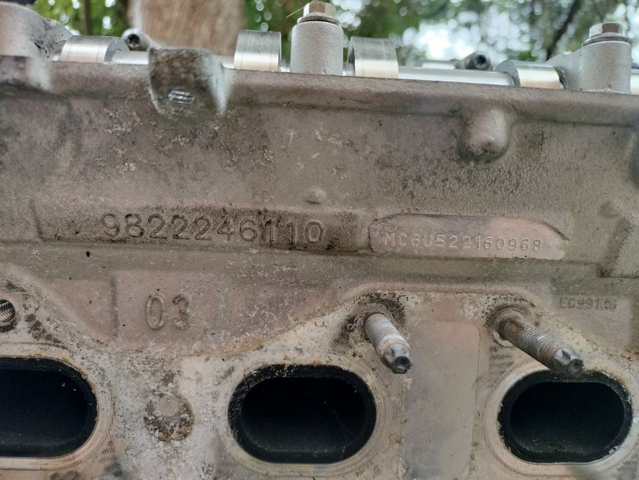 ГБЦ головка блоку 1.6 16V Peugeot 3008 Citroen DS Opel  9822246110