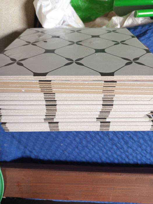 Płytki podłogowe białe w czarny wzór