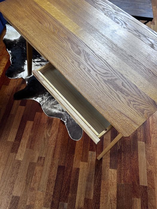 Drewniane biurko z szufladami