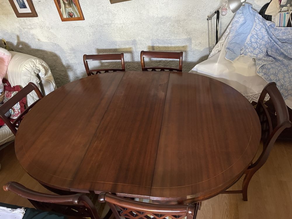 Mesa de jantar com seis cadeiras