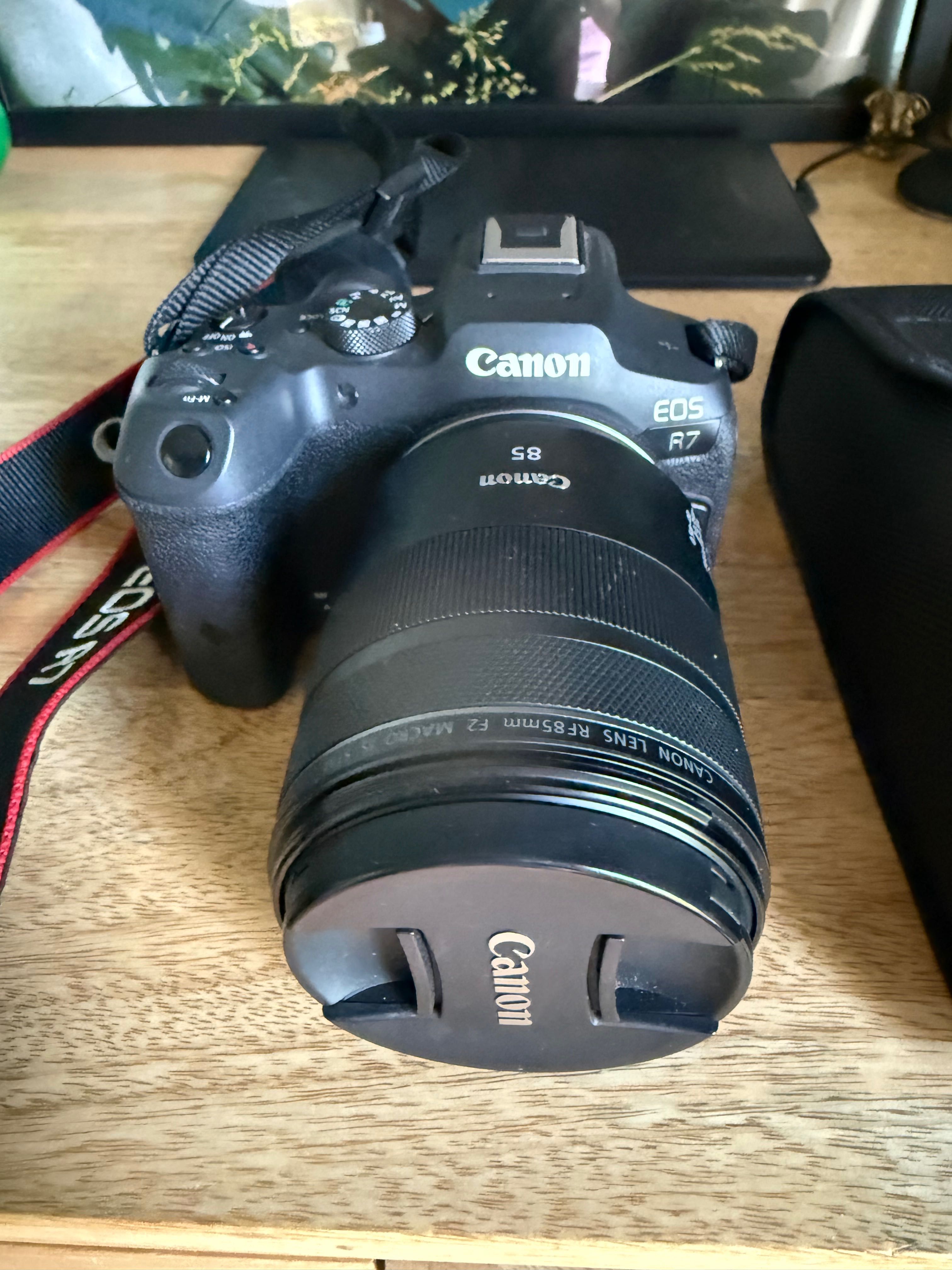 Canon EOS R7, obiektyw RF 85mm f/2 macro, lampa błyskowa Yongnuo
