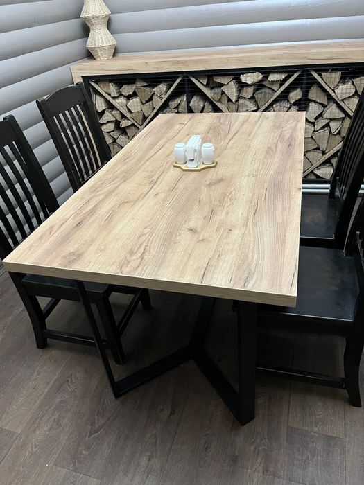 Стіл був на зкладі