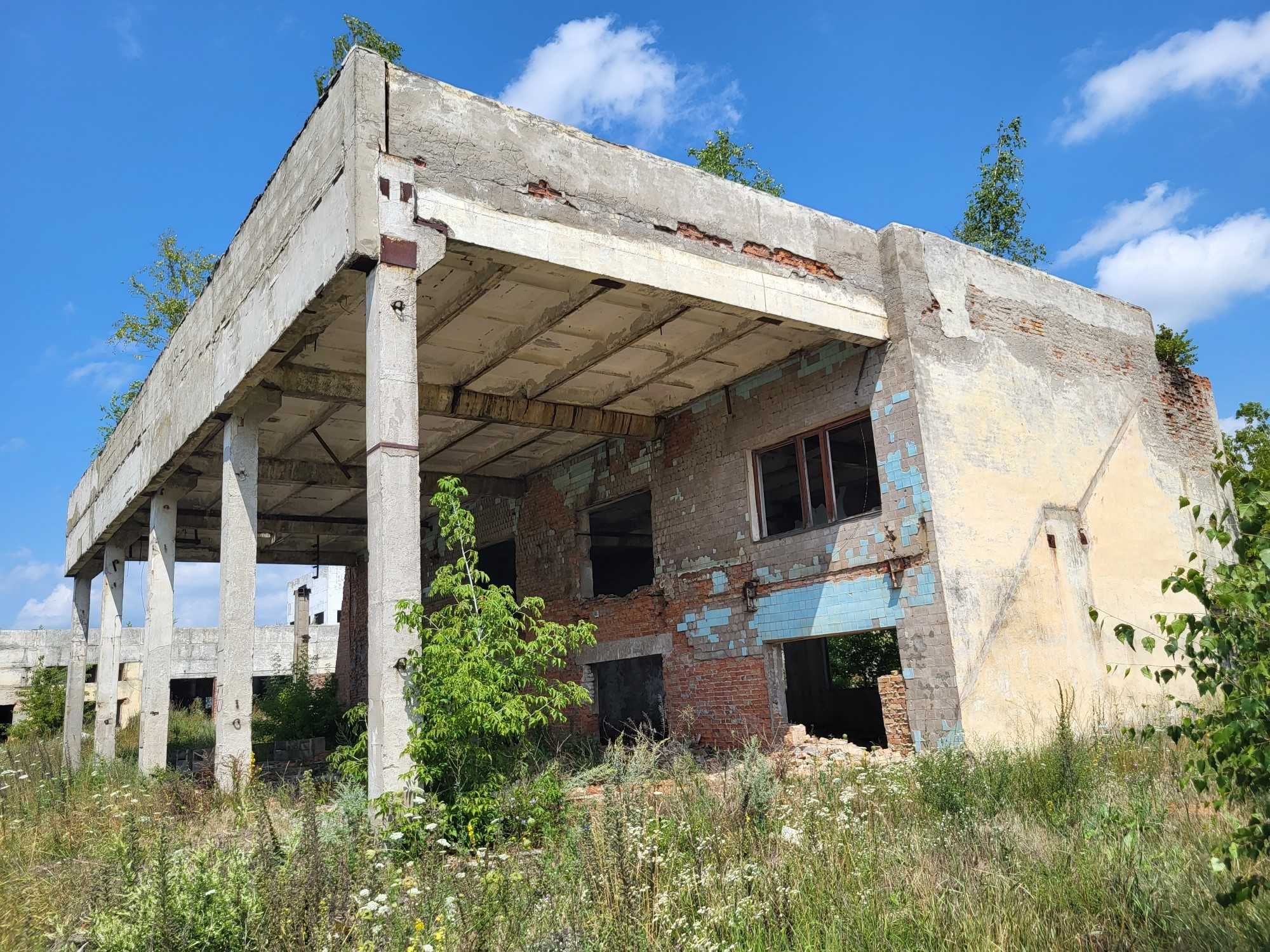 Комплекс нежитлових будівель з земельною ділянкою в м. Сарни