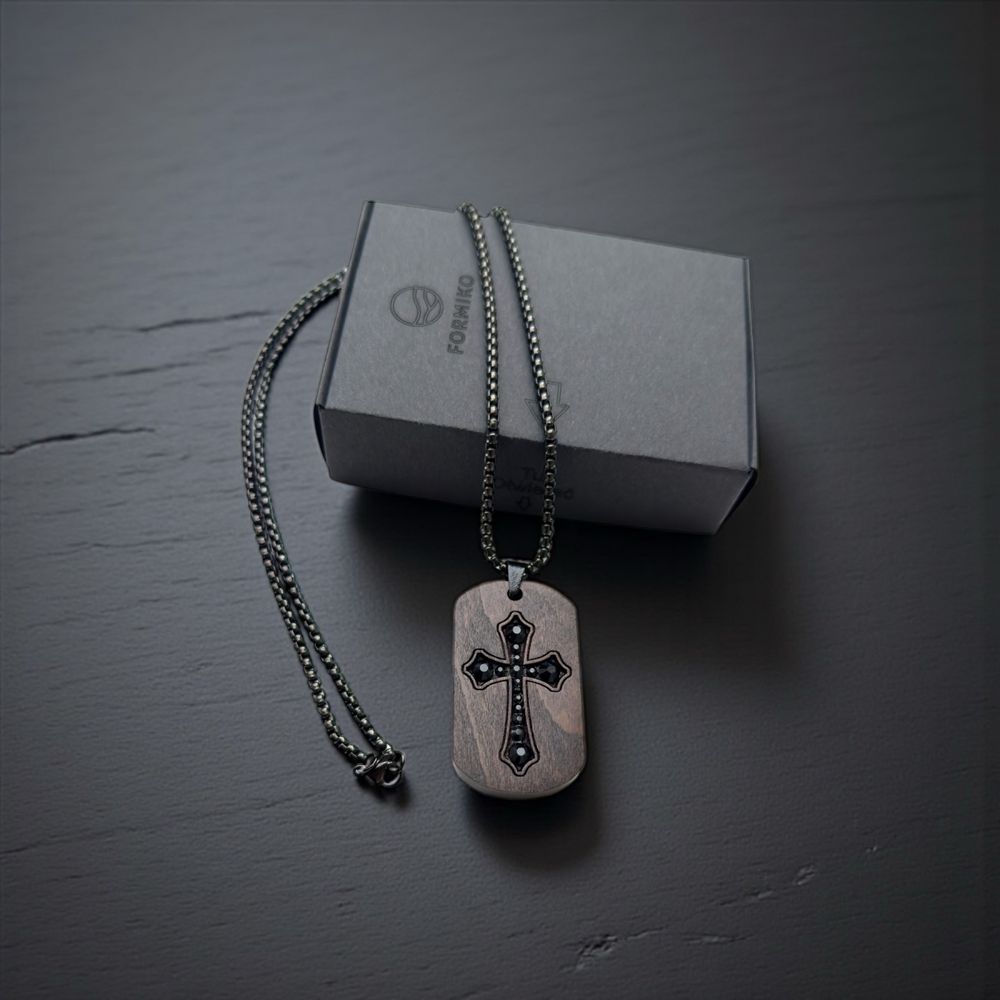 Drewniany nieśmiertelnik z krzyżem i czarnymi kryształkami – handmade