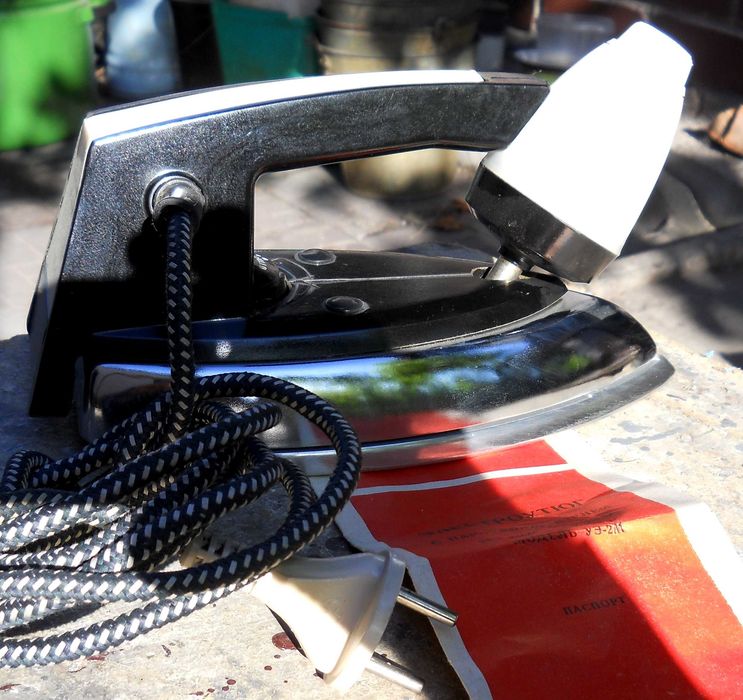 Утюг 1000Вт с терморегулятром и увлажнителем